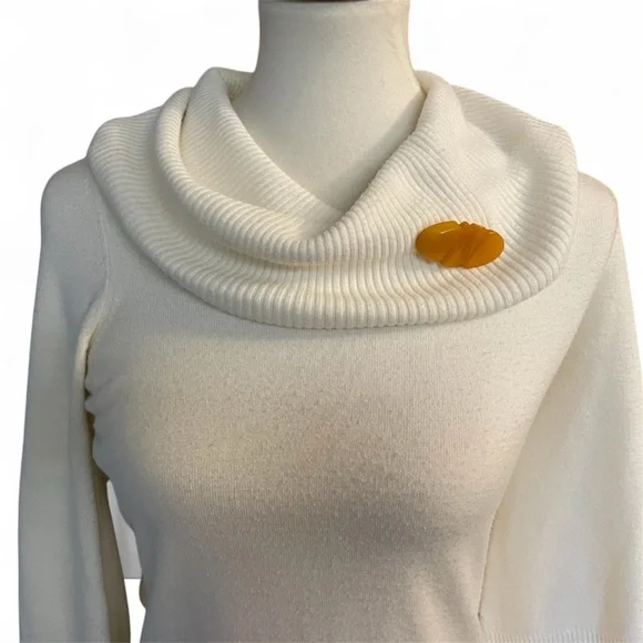 Bakelite Vintage Butterscotch Brooch - Picture 2 of 11